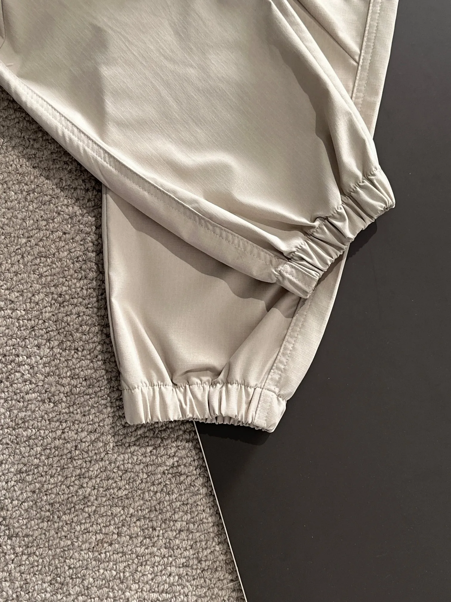 🅿️400 shipped next day Stone lsland/stone island 2025 spring and summer new elastic band casual solid color leggings trousers, trousers hem with two needle stitches, fine and firm stitching, counter-customized fabrics with high breathability and comfort, impeccable details, brand element design concept, reflecting high quality. It feels delicate and soft! It presents a casual cut and the upper body shape is great! Size: M-3XXL